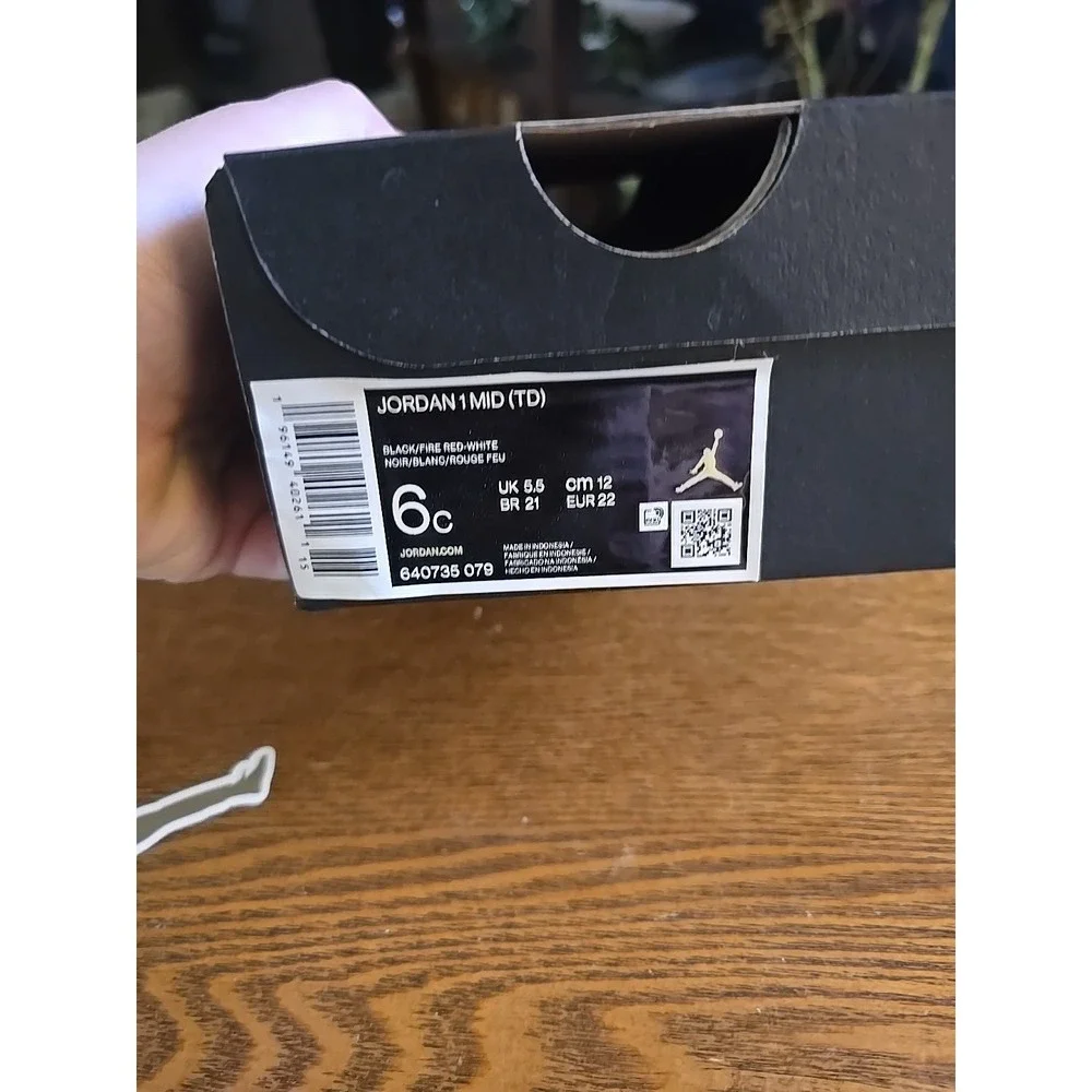Jordan 1‎ Mid Bred Toe Size 6c
